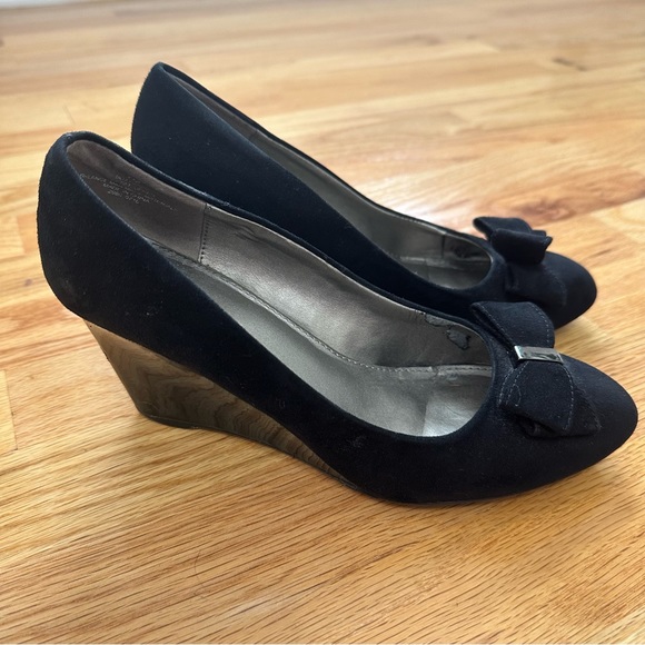 Bandolino Black Suede Wedges with Bow and Patent Leather Heel - Picture 2 of 7